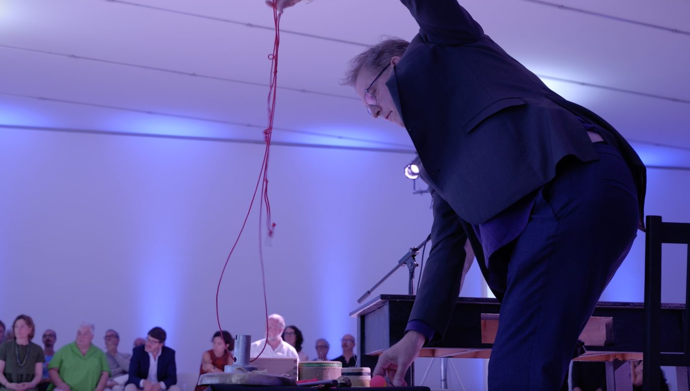 Filmstill aus „MUISC IS A FRAME“, Dokumentarfilm von hechtfilm